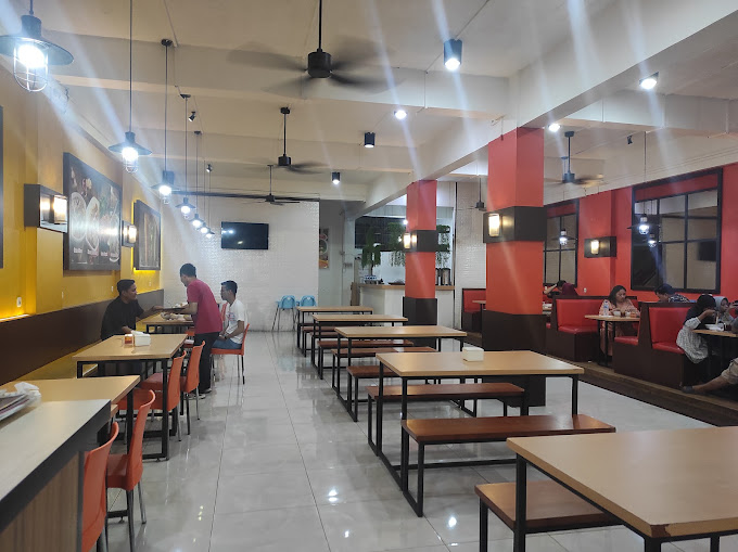 Suasana tempat makan Bakmi DKI H.Agus Salim 